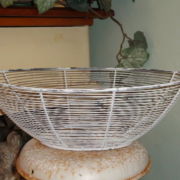 Chippy White Vintage Farmhouse Wire Basket